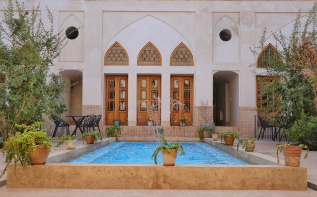 خانه مسافر نفیس کاشان محوطه بیرونی