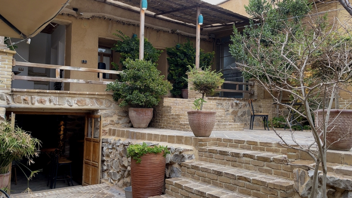 اقامتگاه بوم‌گردی لیرک استان فارس فضای محوطه