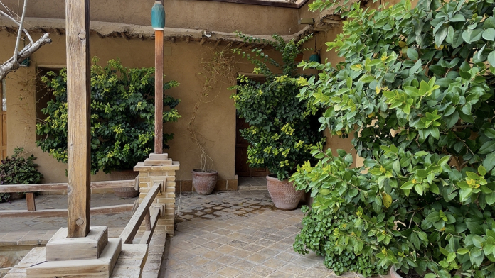 اقامتگاه بوم‌گردی لیرک استان فارس فضای محوطه