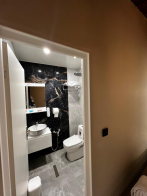 هتل آرمانیا کلاردشت سرویس بهداشتی اتاق‌ها