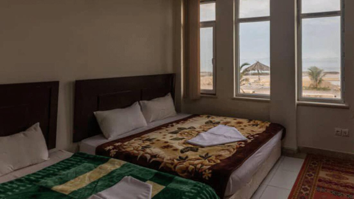 هتل باغ ایران‌ زمین قشم اتاق سه تخته 2