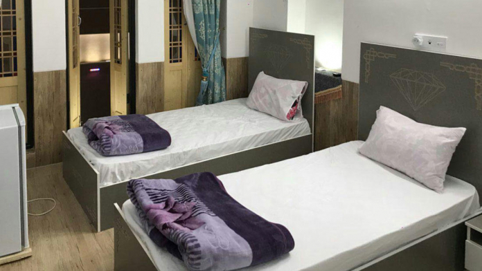 اقامتگاه سنتی الماس یزد اتاق دو تخته تویین اقامتگاه سنتی الماس یزد اتاق دو تخته تویین