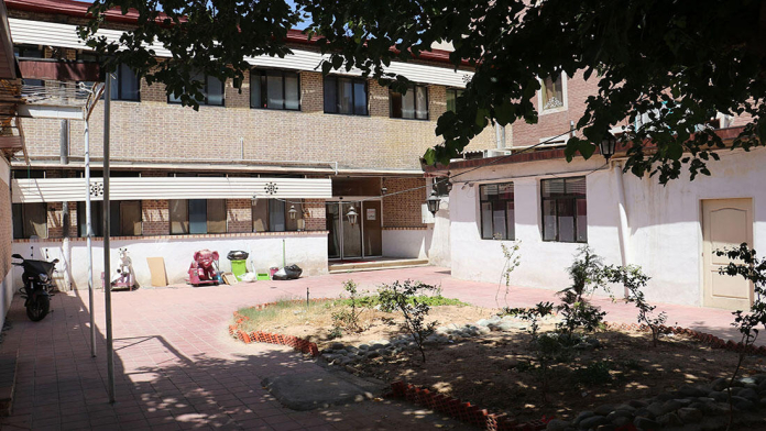 مهمانسرای گلها تهران فضای بیرونی مهمانسرا