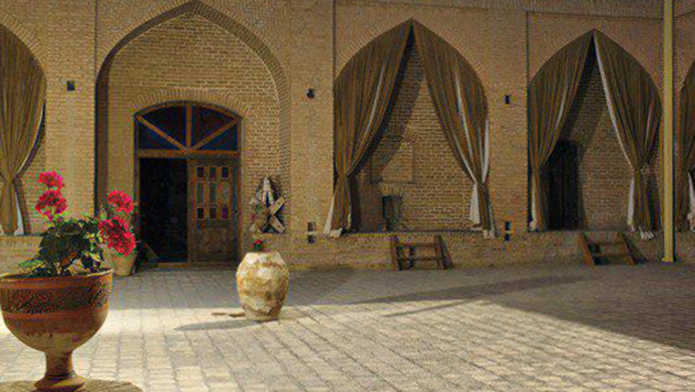 اقامتگاه سنتی کاروانسرای صفویه سریزد مهریز فضای داخلی اقامتگاه 3