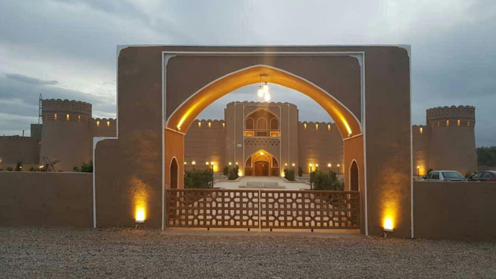 اقامتگاه سنتی قلعه وزیر میبد نمای بیرونی 1 اقامتگاه سنتی قلعه وزیر میبد نمای بیرونی 1