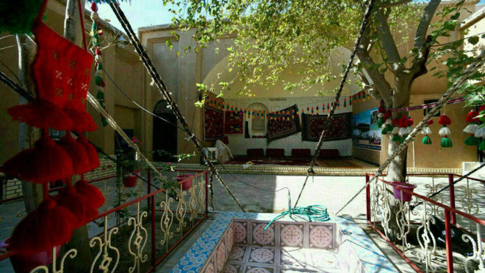اقامتگاه بومگردی کوچه بالا (قشقایی) یزد فضای داخلی اقامتگاه 1 اقامتگاه بومگردی کوچه بالا (قشقایی) یزد فضای داخلی اقامتگاه 1