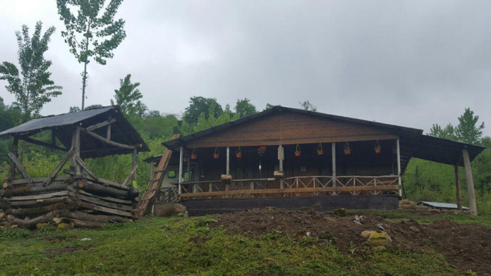 اقامتگاه بوم‌گردی کلبه عادل بابل فضای بیرونی کلبه ها 2