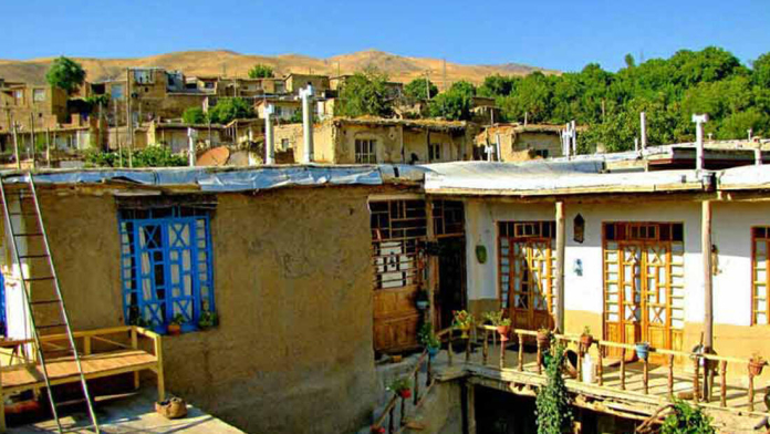 اقامتگاه بوم‌گردی ترلان اسد آباد فضای داخلی اقامتگاه ۳