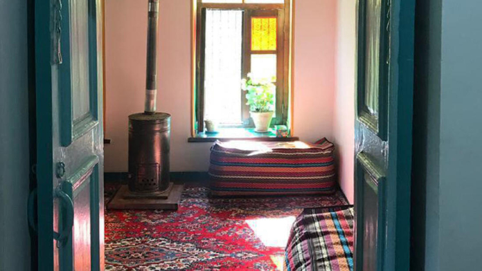 اقامتگاه بومگردی حاجی اسماعیل همدان فضای داخلی اتاق ها اقامتگاه بومگردی حاجی اسماعیل همدان فضای داخلی اتاق ها