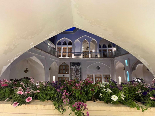 اقامتگاه سنتی رزاس کاشان فضای محوطه 2 اقامتگاه سنتی رزاس کاشان فضای محوطه 2