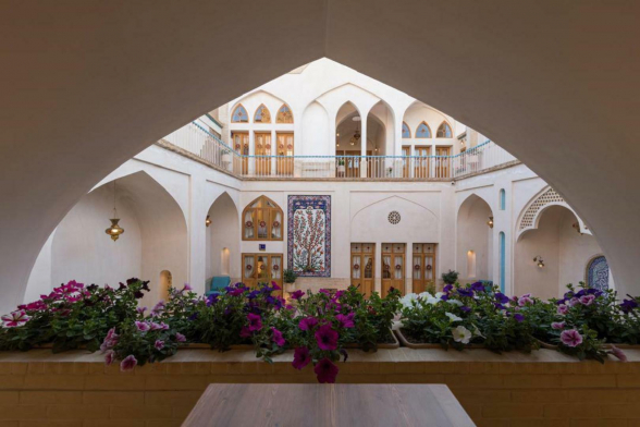 اقامتگاه سنتی رزاس کاشان فضای محوطه 5 اقامتگاه سنتی رزاس کاشان فضای محوطه 5