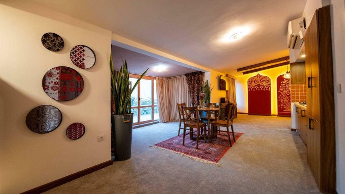 اقامتگاه سنتی عمارت هشتادوپنج تهران اتاق ارغوان اقامتگاه سنتی عمارت هشتادوپنج تهران اتاق ارغوان