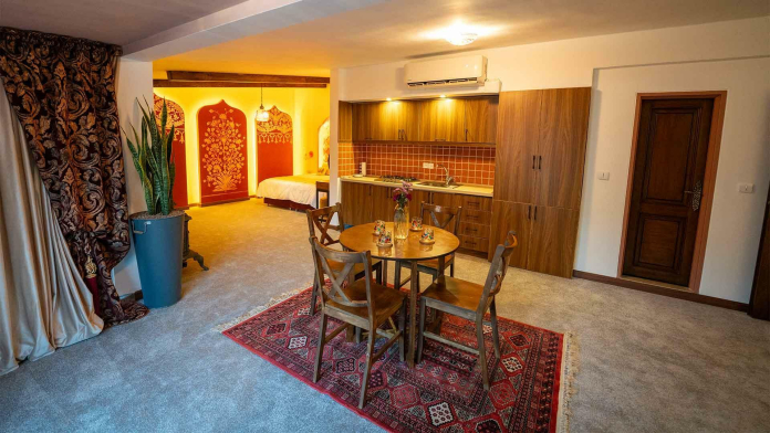 اقامتگاه سنتی عمارت هشتادوپنج تهران اتاق ارغوان اقامتگاه سنتی عمارت هشتادوپنج تهران اتاق ارغوان