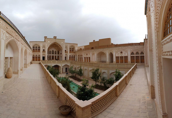 اقامتگاه سنتی عمارت بالابان کاشان فضای محوطه اقامتگاه سنتی عمارت بالابان کاشان فضای محوطه