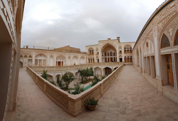 اقامتگاه سنتی عمارت بالابان کاشان فضای محوطه اقامتگاه سنتی عمارت بالابان کاشان فضای محوطه