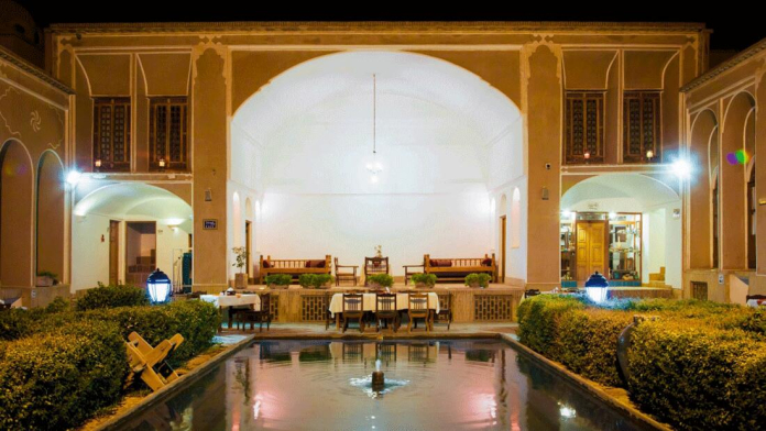 هتل لاله یزد فضای محوطه