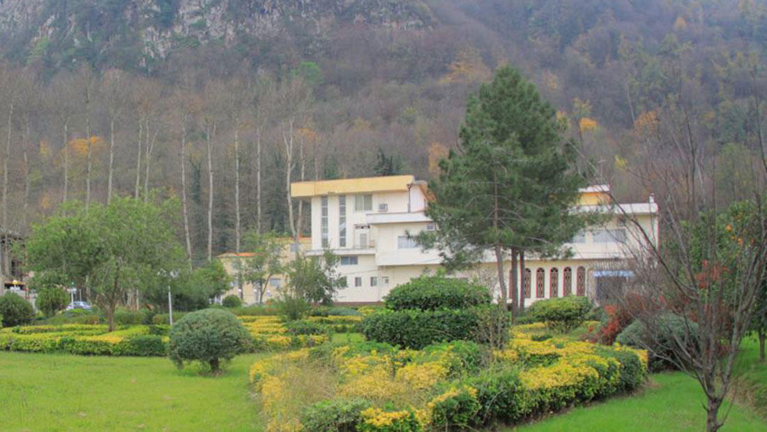 هتل فجر آبشار لاهیجان فضای بیرونی هتل 2