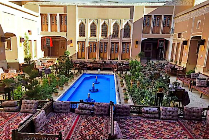 اقامتگاه سنتی حاجی بابایی یزد فضای محوطه