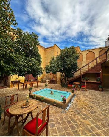 اقامتگاه سنتی آبان شیراز فضای محوطه اقامتگاه سنتی آبان شیراز فضای محوطه