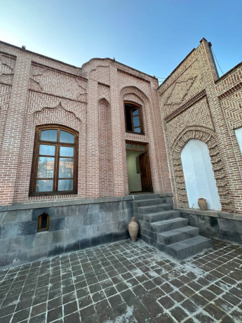 اقامتگاه سنتی خانه تاریخی صادقی اردبیل فضای محوطه