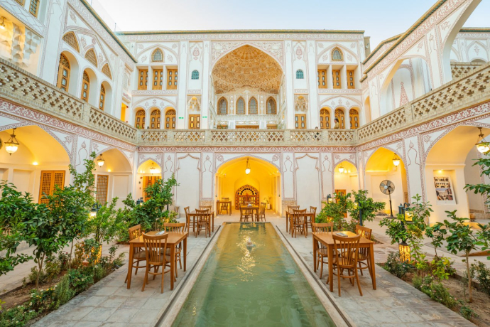 اقامتگاه سنتی آقا حسینی کاشان فضای محوطه اقامتگاه سنتی آقا حسینی کاشان فضای محوطه