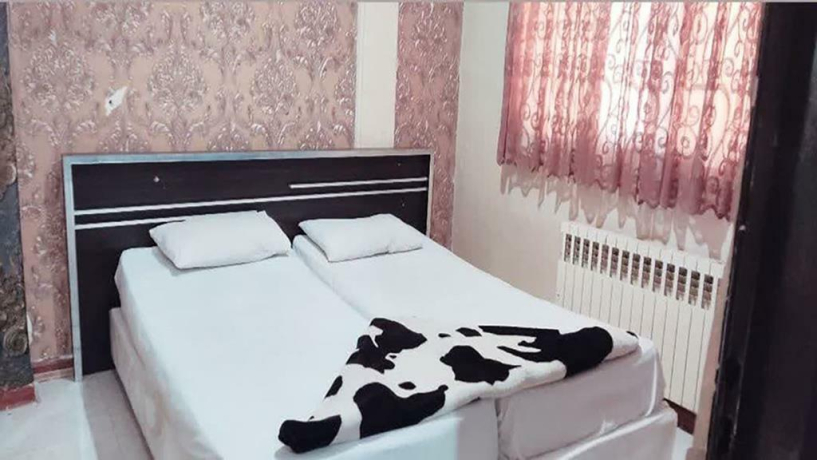 هتل آپارتمان الهیه مشهد اتاق سه تخته برای دونفر 1 هتل آپارتمان الهیه مشهد اتاق سه تخته برای دونفر 1