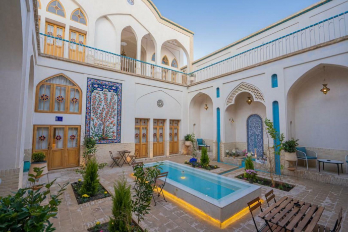 اقامتگاه سنتی رزاس کاشان فضای محوطه 1 اقامتگاه سنتی رزاس کاشان فضای محوطه 1