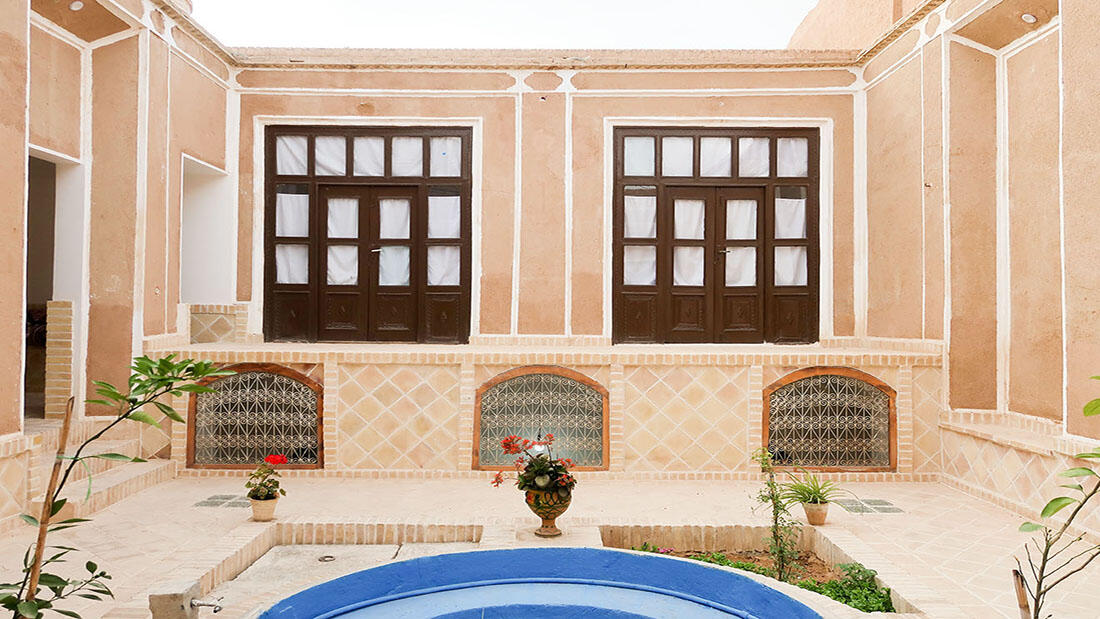 Shakheh Nabat, Yazd