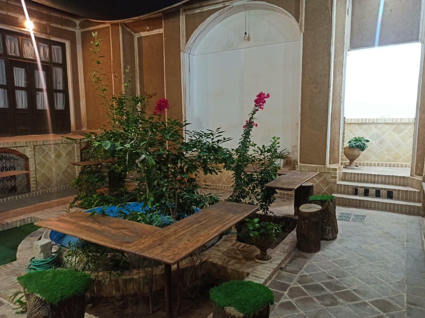 Shakheh Nabat, Yazd