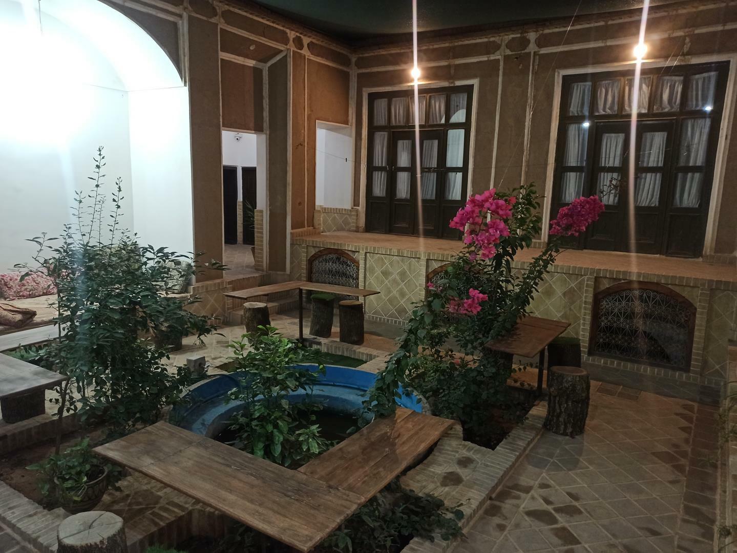 Shakheh Nabat, Yazd