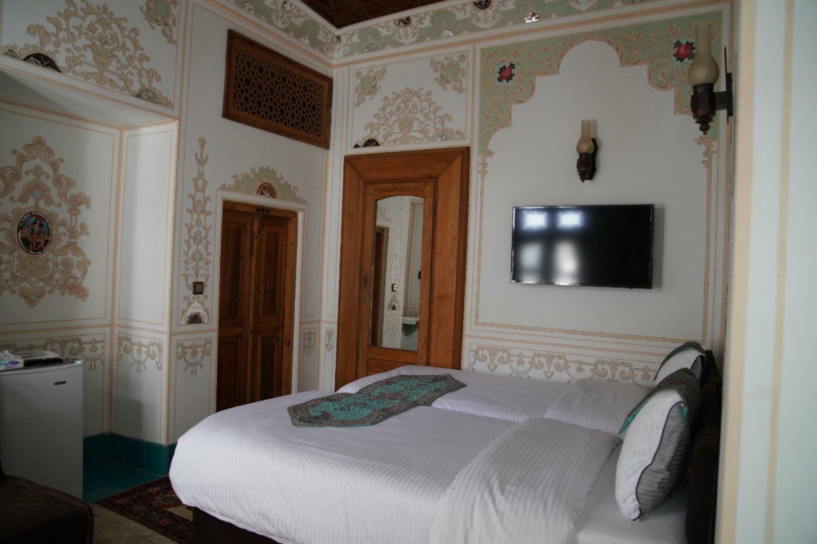 Sheikh Lotfollah Hotel