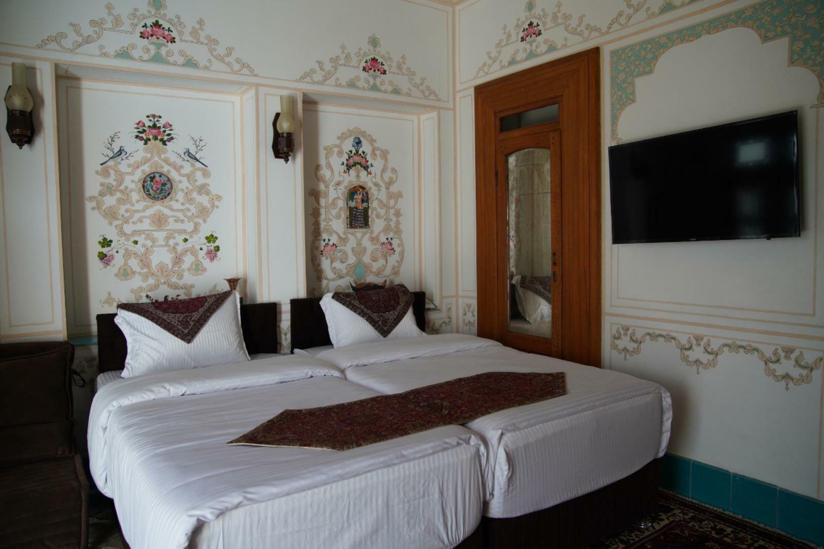 Sheikh Lotfollah Hotel