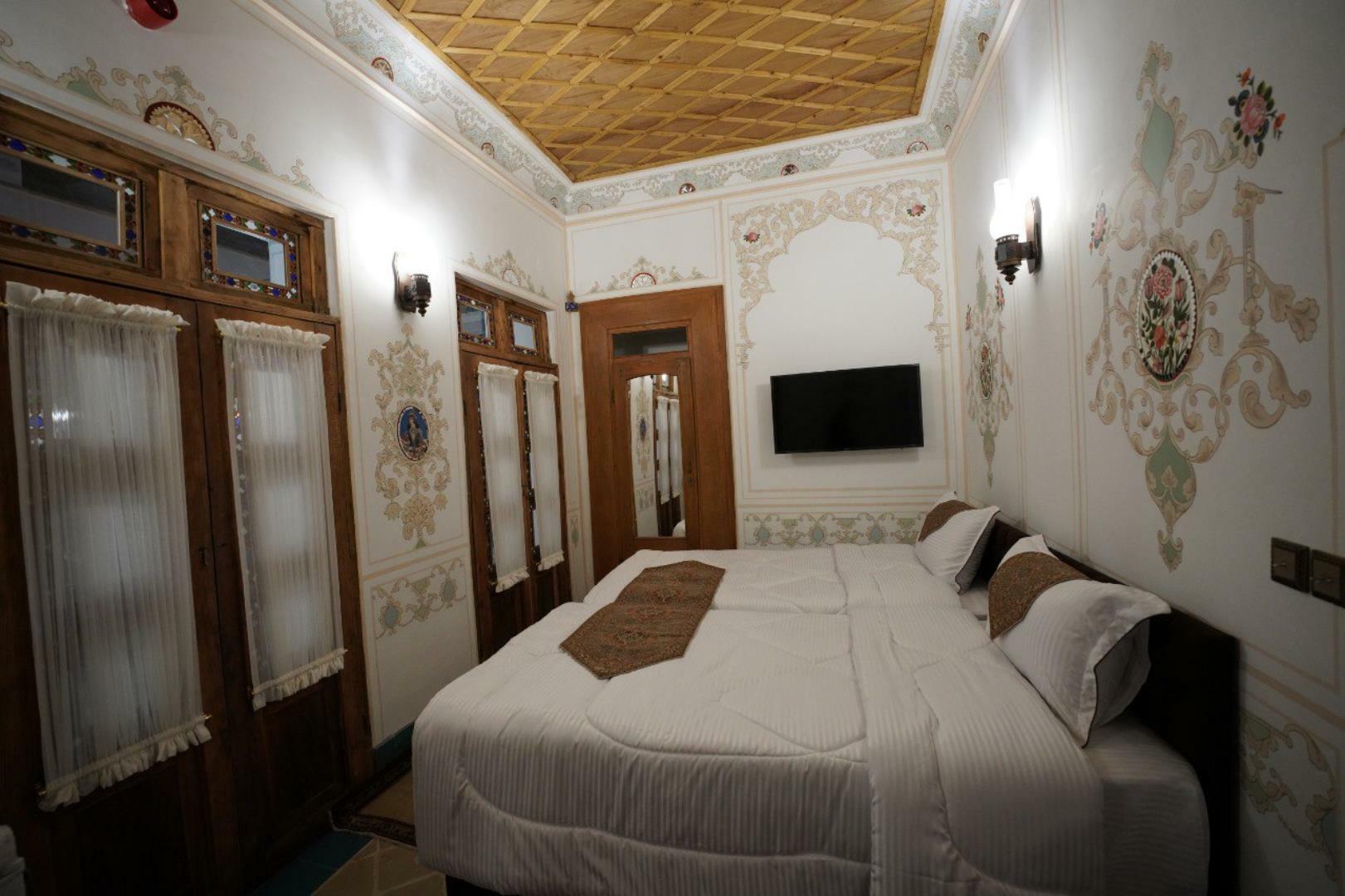 Sheikh Lotfollah Hotel