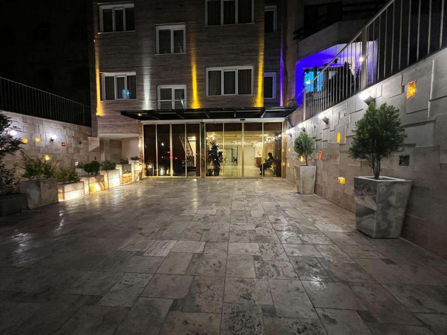 Iriano, Tehran