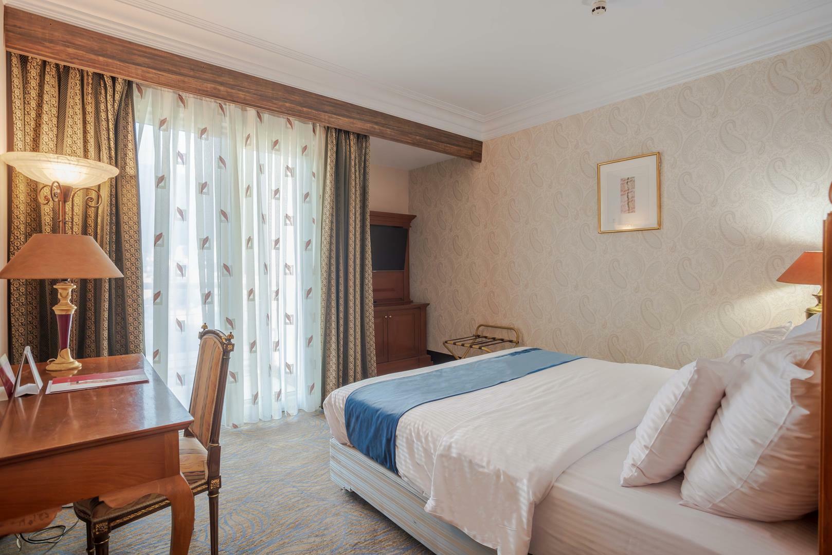 Parsian Esteghlal Hotel