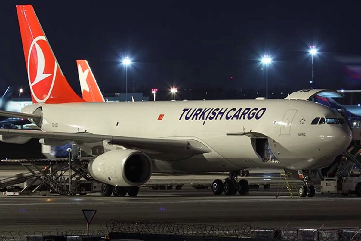 airplane-in-ist-airport.jpg