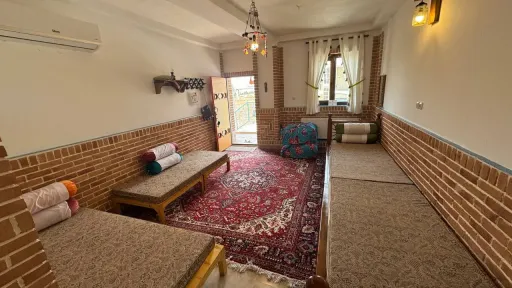 اقامتگاه بومگردی گلجان زنجان سوئیت سوسن چلچراغ