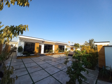 نمای ویلا و حیاط