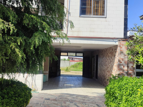 حیاط ازسمت جنوبی به سمت درب ورودی