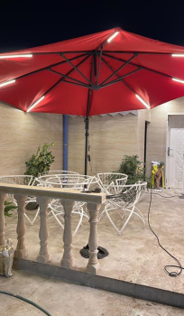 میز و صندلی داخل حیاط