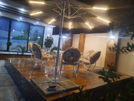 چتر و میز و صندلی حیاط