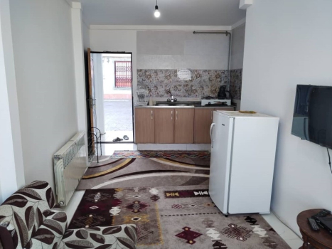 اتاق پذیرایی و آشپزخانه