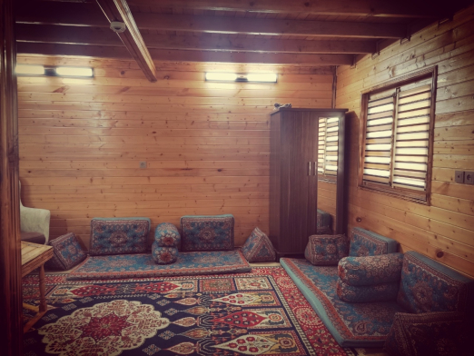 اتاق پذیرایی همکف کلبه چوبی تریپلکس در سواد کوه