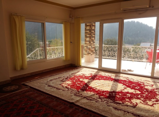 اتاق پذیرایی ویلای دوطبقه دوخواب جنگلی