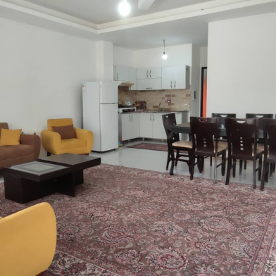 اتاق پذیرایی و آشپزخانه واحد مبله دربست ساحلی در نوشهر