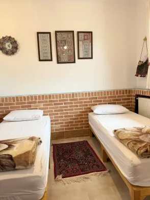 اقامتگاه بومگردی گلجان زنجان سوئیت اطلسی