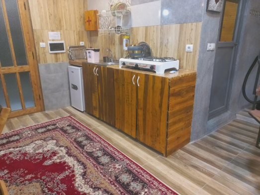 کلبه سوئیسی استخردار آبسرد جنگلی