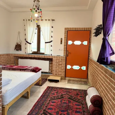 اقامتگاه بومگردی گلجان زنجان سوئیت بنفشه