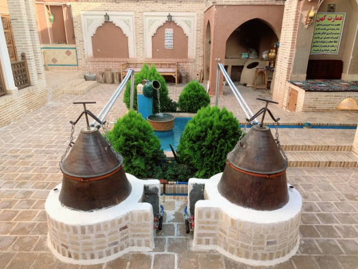 گلابگیری اقامتگاه بومگردی "عمارت کهن"
