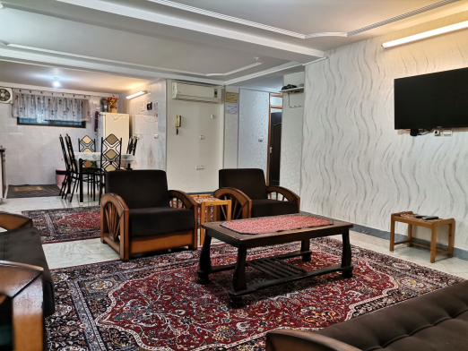 سالن پذیرایی مجهز به مبلمان و تلویزیون و کولر گازی ویلا سوئیت بهارستان